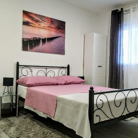 Studio Apartman Violeta II - 50M From The Beach Trogir Eksteriør billede